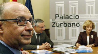 A la izquierda, Cristóbal Montoro al inicio de la reunión en el Palacio de Zurbano con José Blanco, Elena Salgado y Miguel Sebastián, de frente.