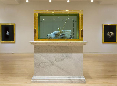 Vista de la exposición End of an Era (2009), en primer plano Bull's head, de Damien Hirst, en la galería Gagosian de Nueva York