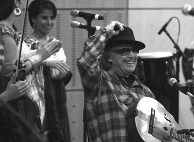 Ry Cooder, en primer plano, durante la presentación del disco en Dublín.