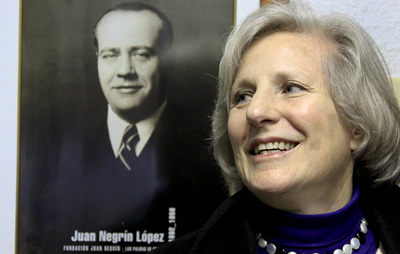 Carmen Negrín junto a una fotografía de su abuelo Juan Negrín, ayer, en la sede de los socialistas de Alicante.