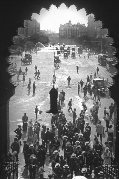 Tarde de toros en la plaza de la Fuente del Berro (1924), sobre el solar que hoy ocupa el palacio de Deportes.