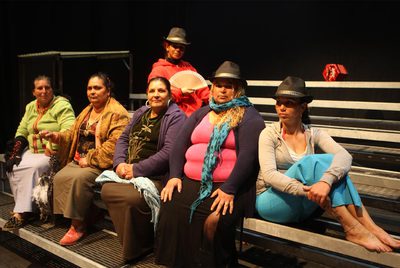 Algunas de las actrices del asentamiento chabolista de El Vacie que representan  La casa de Bernarda Alba  en el Teatro Español.