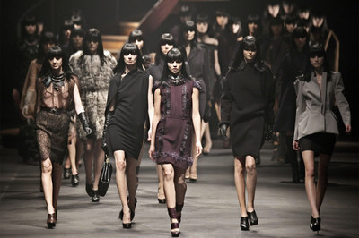 Un momento del desfile de Alber Elbaz para Lanvin presentado ayer en París.