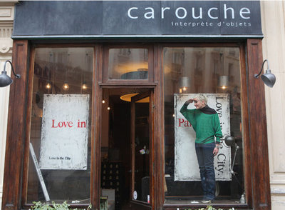 Escaparate de la  boutique  Carouche de París. Su dueña, Caroline, lleva diez años recuperando antigüedades que transforma en muebles y otros objetos decorativos.