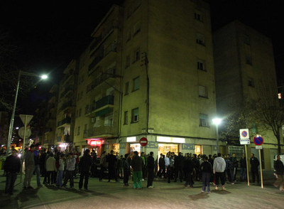 los inmigrantes concentrados frente al Ayuntamiento.