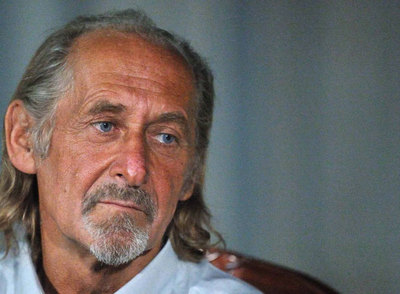 Pierre Camatte, fotografiado en Bamako 48 horas después de ser liberado por Al Qaeda.rnEl ex rehén Camatte, con el presidente Sarkozy el 25 de febrero en Bamako.