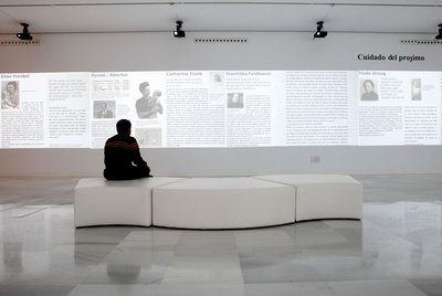 Un visitante observa la exposición  Manchas de luz: ser mujer en el Holocausto  en Granada.