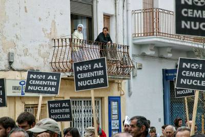 Dos mujeres de origen marroquí contemplando la manifestación desde el balcón de su casa en Móra d'Ebre.