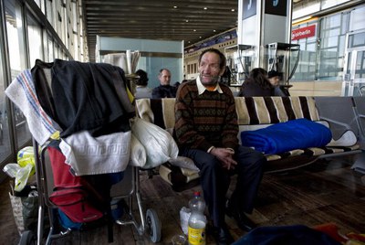 Rafa, de Tenerife, vive desde hace ocho meses en la T-2 del aeropuerto de Barcelona.