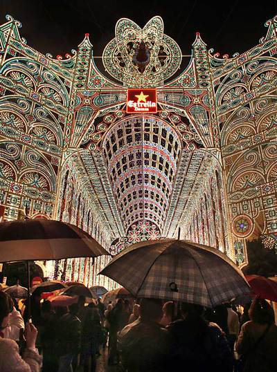 La falla Sueca Literato Azorín estrenó anoche su iluminación.