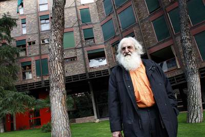 El arquitecto Ricardo Aroca ante el bloque proyectado por él y su equipo en la calle de Arturo Soria.rnAlzado del edificio.