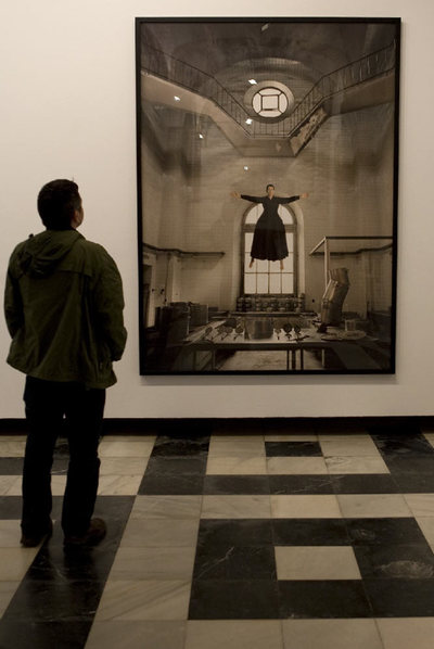 Un visitante contemplaba ayer en Cádiz la obra  Kitchen , de Marina Abramovic.