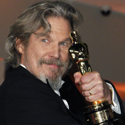 Jeff Bridges con el Oscar que le ha proporcionado  Corazón rebelde. 