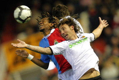 Tchité y Alexis pugnan por el balón.