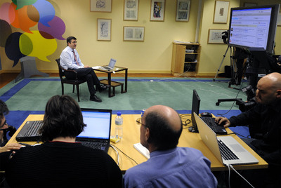 El   lehendakari   López, durante su charla virtual con internautas en la mañana de ayer.