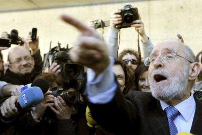 Romà de la Calle, rodeado de periodistas, frente al Muvim en Valencia en la concentración de ayer.