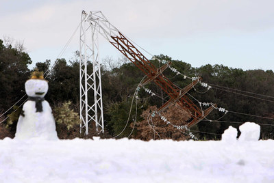 Una de las torres de alta tensión derribadas por el temporal en Riudellots de la Selva (Girona).