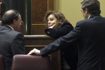 Soraya Sáenz de Santamaría habla con Vicente Martínez Pujalte (izquierda) y Rafael Hernando, en el Congreso.