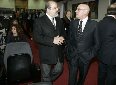 Txarli Prieto, a la izquierda, conversa con Gregorio Rojo durante una asamblea extraordinaria de Caja Vital.