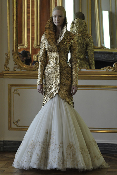 Una de las creaciones de McQueen. Las últimas mujeres que el diseñador imaginó son unas heroínas tan combativas como soñadoras.