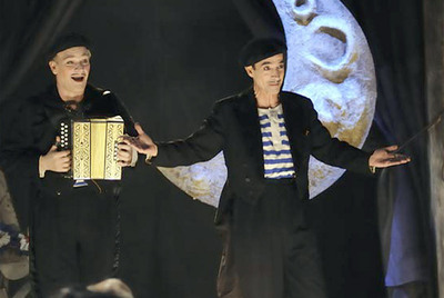 Imanol Arias, a la derecha, y Lluís Homar en  Pájaros de papel. 