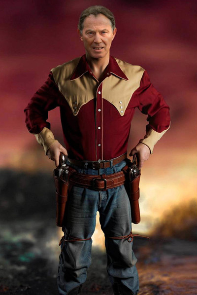  En   Shock and Awe , Hamilton retrata a Tony Blair como un vaquero en medio un paisaje de hecatombe.