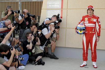 Fernando Alonso posa para los fotógrafos en el Circuito Internacional de Sakhir en Bahrein.