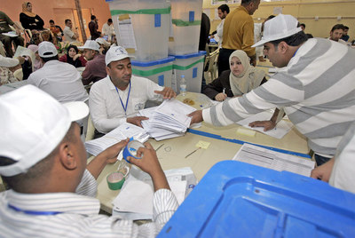 Revisión de votos en la sede de la Comisión Electoral Central, en Bagdad.