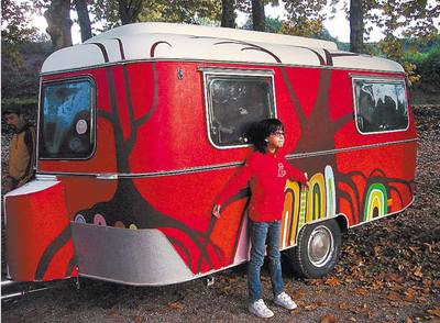  Mar, la hija de uno de los responsables de Puck Cinema, posa junto a la caravana.  