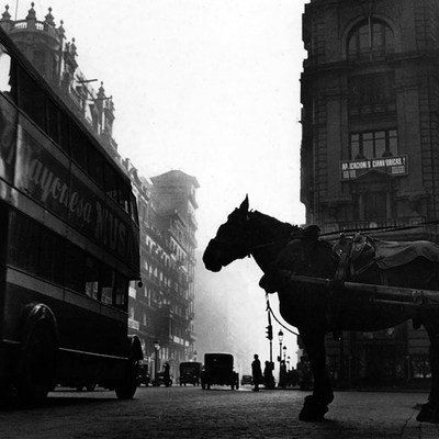  Vía Layetana  (1952), de Francesc Català-Roca.