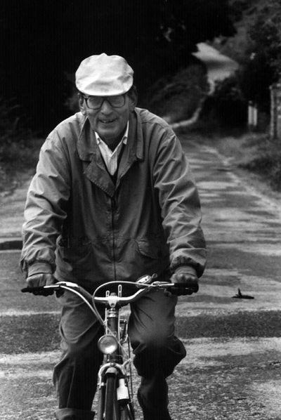 Delibes paseando en bicicleta por Sedano (Burgos).