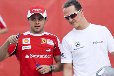 Michael Schumacher (a la derecha) habla con Felipe Massa.