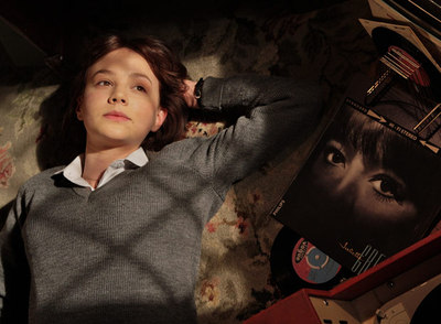 Carey Mulligan, protagonista de   An education  , escucha un disco de Juliette Gréco en un fotograma de la película.