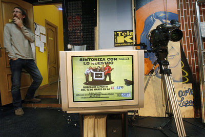 Miguel Ledesma, responsable del programa de música  La Noche del Tuerto   en Tele K,  en el plató de la cadena.rnEl equipo de Tele K en acción en los comienzos de la cadena, en 1993.