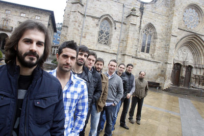 En primer término, Luis Acebes, quien encarnará a Jesús en el  vía crucis  viviente de Balmaseda de este año, ayer, junto a otros ocho vecinos de la localidad que han interpretado el mismo papel en años anteriores.