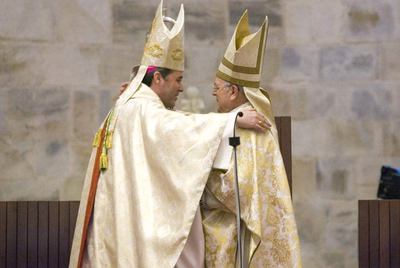 Ricardo Blázquez (derecha) recibe el abrazo de Mario Iceta, obispo auxiliar de Bilbao.