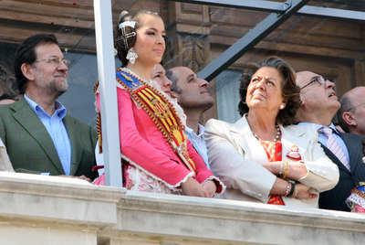 Mariano Rajoy, Francisco Camps, Rita Barberá y Javier Rojo, en el balcón del Ayuntamiento de Valencia, durante la  mascletá. 