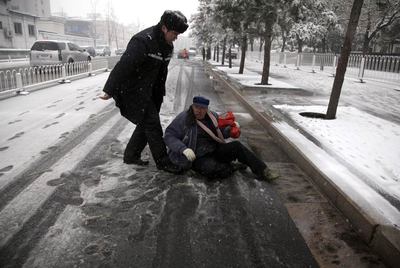 Un policía intenta apartar a un hombre que protestaba en las inmediaciones del Gran Palacio del Pueblo ayer en Pekín.