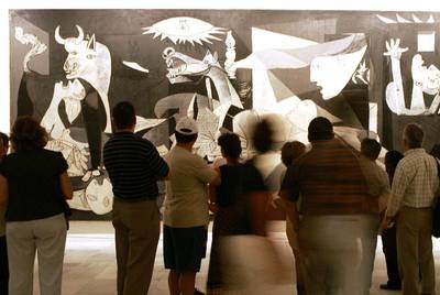 Un grupo de visitantes del Reina Sofía contempla el  Guernica,   de Pablo Picasso.