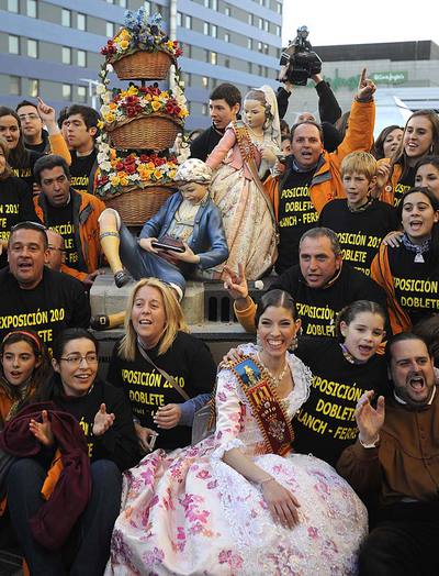 Miembros de Falla Exposición-Micer Mascó, ayer junto al  ninot indultat .