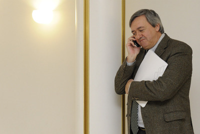 El consejero de Economía y Hacienda, Carlos Aguirre, en los pasillos del Parlamento vasco el pasado viernes.