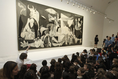 Un grupo de escolares contempla el  Guernica  en el Reina Sofía.