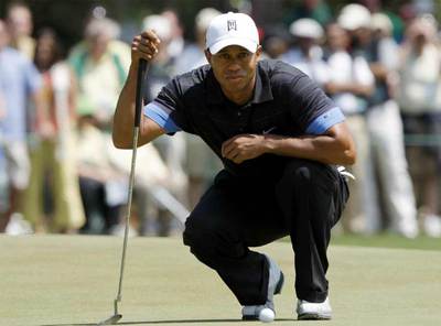 Tiger Woods estudia la caída de un  green  durante el Masters de Augusta del año pasado.