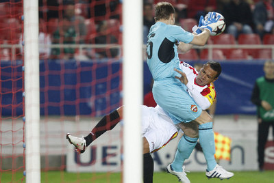 Akinfeev se adelanta al intento de remate de Luis Fabiano