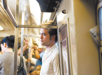  Mirada perdida, gesto compungido y toneladas de gomina: Robert Pattinson ensaya la ecuación de su éxito. 