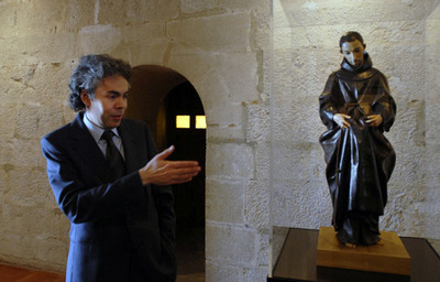Javier Moya, comisario de la muestra, ayer en la catedral de Jaén junto a la escultura   San Diego de Alcalá,   de Alonso Cano.