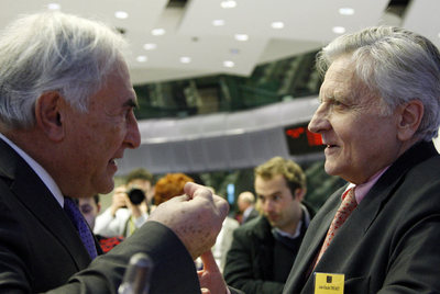 El director gerente del FMI, Dominique Strauss-Kahn, habla con el presidente del BCE, Jean-Claude Trichet, ayer en Bruselas.