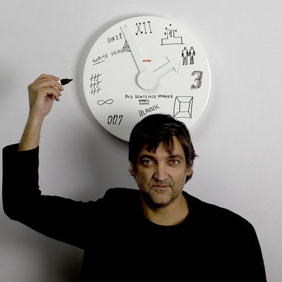 Martí Guixé con el reloj  24h Sentence Maker. 