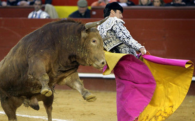 El Fandi, en una chicuelina al quinto toro de la tarde.