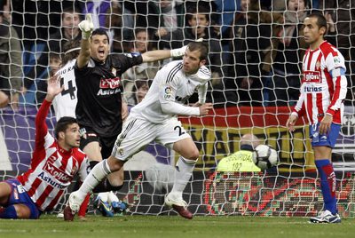 Van der Vaart celebra su gol mientras los jugadores del Sporting reclaman mano.